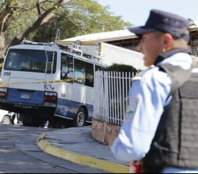 Detencion-judicial-para-presunto-asesino-de-policia-en-el-interior-de-autobus-768x674