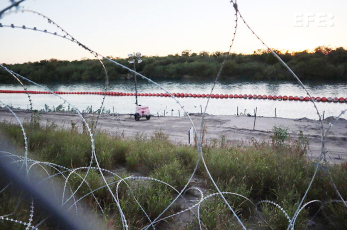 Texas demanda al Gobierno de Biden por cortar alambre de pas en la frontera con Mxico