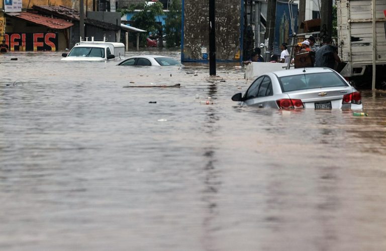 El huracán John deja severas inundaciones, deslaves y carreteras destruidas en Acapulco